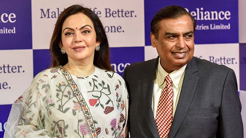 मुकेश अंबानी: रिलायंस इंटस्ट्री के चेयरमैन मुकेश अंबानी की संपत्ति में काफी कमी हुई है। वे पिछले साल 50 अरब डॉलर के साथ 13वीं रैंक पर थे, इस बार उनकी संपत्ति में 5.7 अरब डॉलर की कमी आई है। वे 21वीं रैंक पर पहुंच गए हैं।
