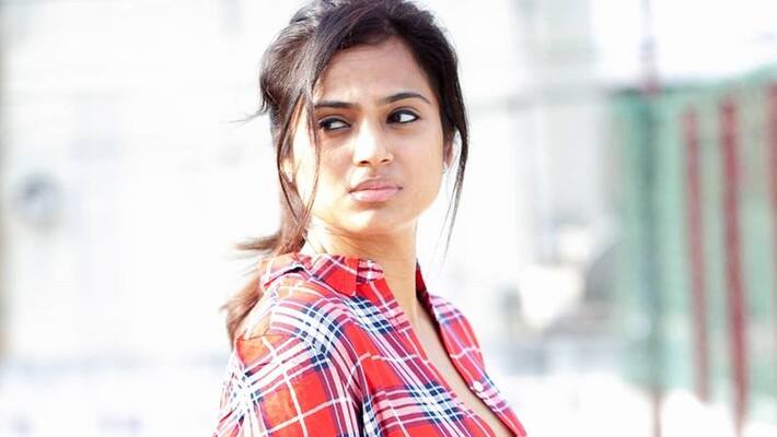 Actress Ramya Pandiyan Hot Button Open Photo Going Viral Actress Ramya Pandiyan Hot Button Open Photo Going Viral