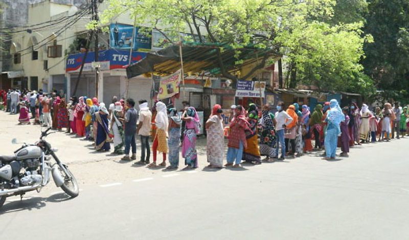 यह तस्वीर भोपाल की है। सरकार यहां गरीब परिवारों को 5 किलो आटा मुफ्त दे रही है। लेकिन जिस तरह यह काम किया गया, वो हैरान करता है। लोगों ने सोशल डिस्टेंसिंग का पालन नहीं किया। इसी बीच भोपाल में पॉजिटिव मरीजों की संख्या बढ़कर 99 हो गई है। समीपवर्ती विदिशा में 12 संक्रमित मिल चुके हैं।