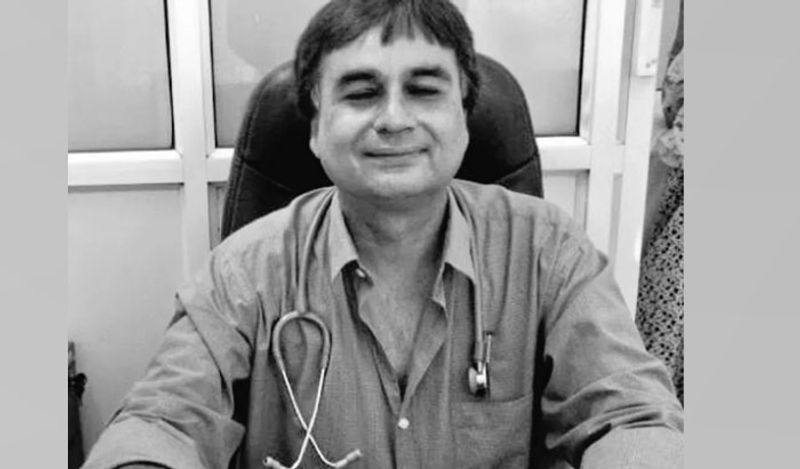 डॉ. शत्रुघ्न पंजवानी एक नेक इंसान के तौर पर जाने जाते थे। जिस दिन उन्हें कोरोना के लक्षण दिखे, उन्होंने खुद को आइसोलेट कर लिया था। लेकिन मास्क न लगाना और सोशल डिस्टेंसिंग का पालन न करना उन्हें भारी पड़ गया। डॉ. पंजवानी के पारिवारिक दोस्त श्याम राजदेव ने बताया कि उन्होंने डॉ. पंजवानी मास्क नहीं लगाते थे। सोशल डिस्टेंसिंग का पालन भी नहीं कर रहे थे। जब मैंने उन्हें सलाह दी, तो वे मुस्कराते हुए बोले कि यह उनका कैबिन है। यानी उनका क्लिनिक है। उन्हें किसी से क्या खतरा..वो डॉक्टर हैं। यही लापरवाही भारी पड़ गई।