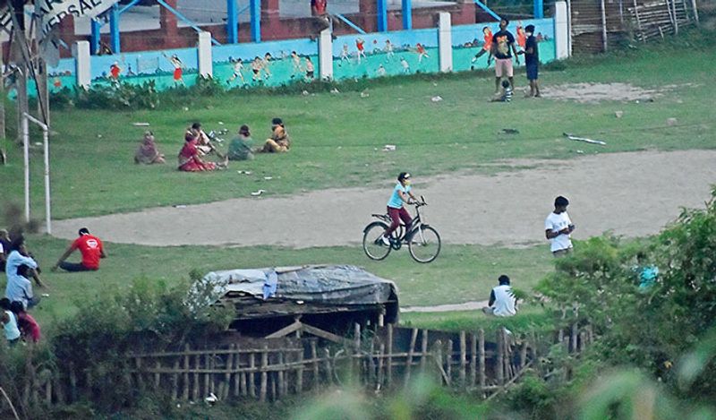 कोलकाता के पार्क में खेलते बच्चे। इन बच्चों को नहीं मालूम कि कोरोना कितना खतरनाक है, लेकिन इनके अभिभावकों की लापरवाही इनकी जिंदगी पर भारी पड़ सकती है।