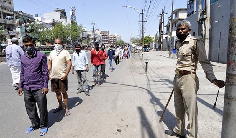 यह तस्वीर नोएडा की है। सोशल डिस्टेंसिंग का यही पालन कोरोना को हराएगा।
