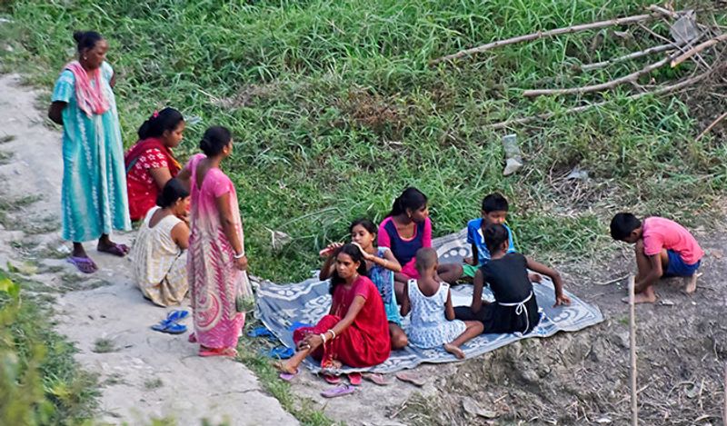 यह तस्वीर कोलकाता की है। सोशल डिस्टेंसिंग को लेकर यही घोर लापरवाही कोरोना संक्रमण के फैलने की वजह बनी।