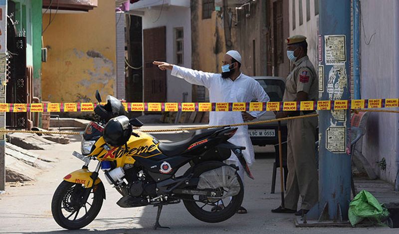 यह तस्वीर नई दिल्ली की है। जो पुलिस अपनी जान हथेली पर लेकर ड्यूटी कर रही है, उसका सहयोग करना हमारा फर्ज है। बहस न करें।