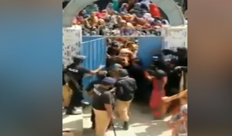 एक काफी संकरे दरवाजे से लोगों की भीड़ राशन लेने उमड़ पड़ी। इसमें महिलाओं की संख्या सबसे अधिक थी।