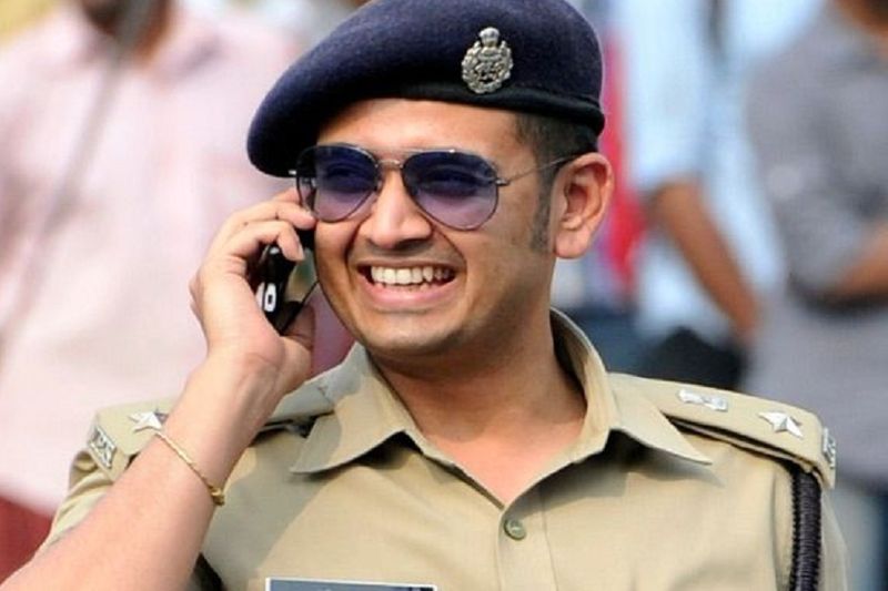 पर एक घटना से यतीश चंद्र देशभर में 'दबंग' ऑफिसर के नाम से फेमस हो गए। इस घटना में उन्होंने मंत्री को आम जनता की तरह व्यवहार करने को मजबूर कर दिया। कुछ दिनों पहले भारतीय जनता पार्टी के केंद्रीय मंत्री राधाकृष्णन अपने काफिले के साथ सबरीमाला मंदिर जा रहे थे।