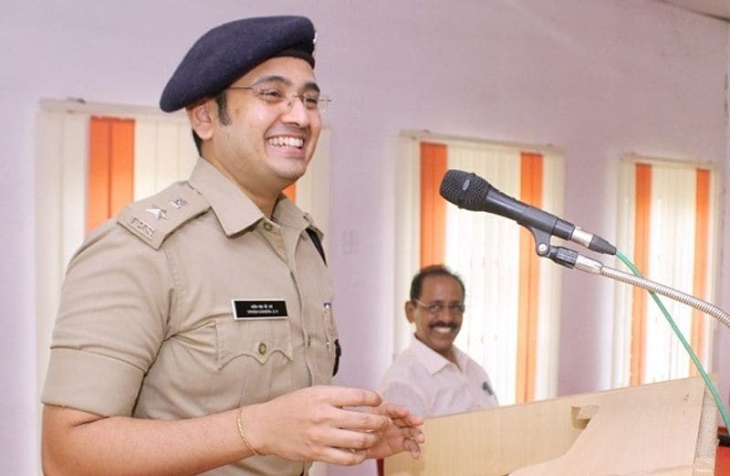 दरअसल राधाकृष्णन विपक्षी यूडीएफ गठबंधन के विधायकों और बीजेपी सांसदों के दौरे के एक दिन बाद श्रद्धालुओं को दी जाने वाली सुविधाओं का जायजा लेने के लिए पहुंचे थे। सुविधाओं की समीक्षा के बाद मंत्री ने आईपीएस अधिकारी से पूछा कि केवल केएआरटीसी के वाहनों को ही पंबा तक आने की इजाजत क्यों दी गई है? उन्होंने निजी वाहनों की आवाजाही की इजाजत देने की भी मांग की।