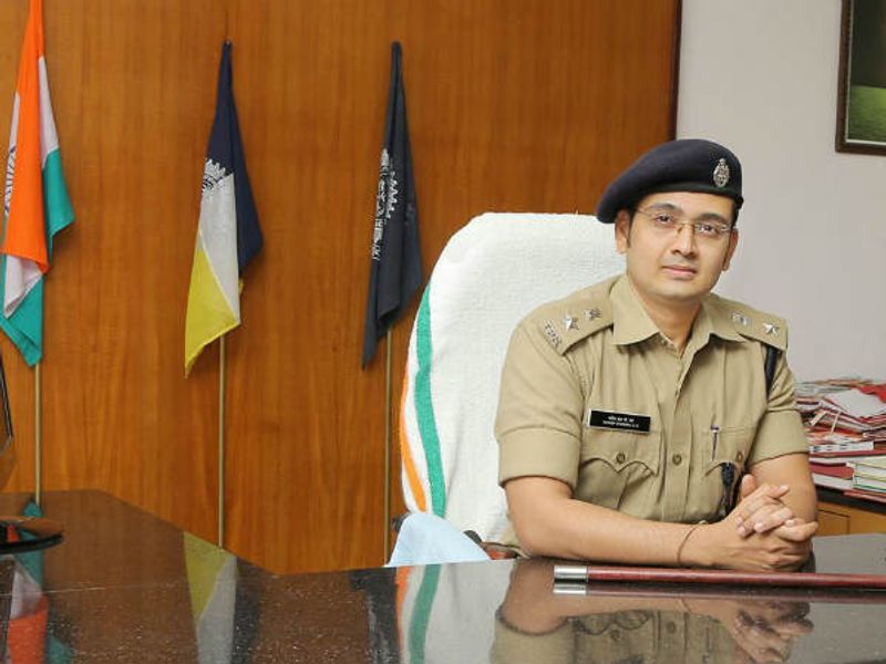 इसपर आईपीएस चंद्रा ने कहा कि पंबा का पार्किंग एरिया अगस्त में आई बाढ़ में बह गया था। राज्य परिवहन सेवा की बसें पंबा में नहीं रुकेंगी और वह तीर्थयात्रियों को ले कर लौट जाएंगी। लेकिन अगर नजी बसों को आने की इजाज़त दी जाएगी तो उनसे यातायात जाम होगा और श्रद्धालुओं को दिक्कत होगी।