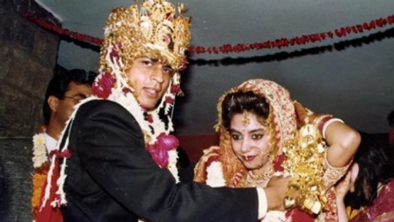 शाहरुख और गौरी ने एक नहीं तीन बार शादी की थी। उनकी पहली शादी कोर्ट मैरिज थी। दूसरा मुस्लिम रीति-रिवाज से निकाह हुआ था और तीसरी शादी पंजाबी स्टाइल में हुई थी।