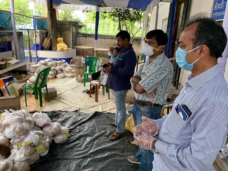 'অভিদীপ্তা এইচআইজি পুজো কমিটি'-র তরফে গড়ে তোলা হয়েছে- 'কোভিড-১৯ রিলিফ ডিস্ট্রিবিউশন' ।