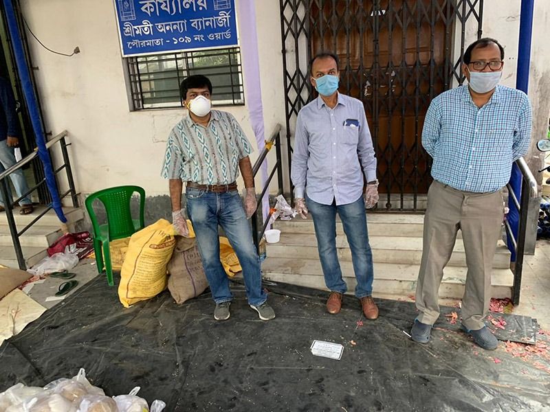এই ৪০০ পরিবারের হাতে তাঁরা মোট ১২০০ কেজি চাল, ৪০০ কেজি ডাল, ১০০ কেজি আটা, ময়দা, চিনি, নুন তুলে দিয়েছে।