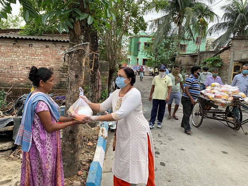 'অভিদীপ্তা এইচআইজি পুজো কমিটি'-র তরফে পঞ্চানন জানালেন, তাদের এখানে প্রতিবছর জাঁকজমক করে পুজো হয়। পাশাপাশি তাঁরা গত বছর সমাজসেবামূলক কাজ করার জন্য় একটা ফান্ডও তৈরি করেছিলেন। তার কিছুটা অর্থ সঞ্চিত ছিল। আজ করোনা পরিস্থিতিতে সেই টাকা ব্য়বহার করা হচ্ছে।
