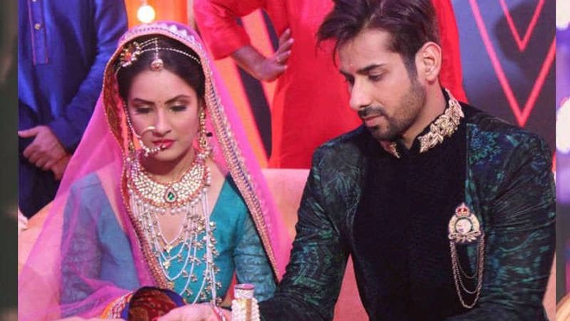 বছর তিনেক আগেই সারা হয়ে গিয়েছে বাগদান পর্ব। তবে একমাস আগেই রেজিস্ট্রি মতে বিয়ে সারেন এই তারকা যুগল।