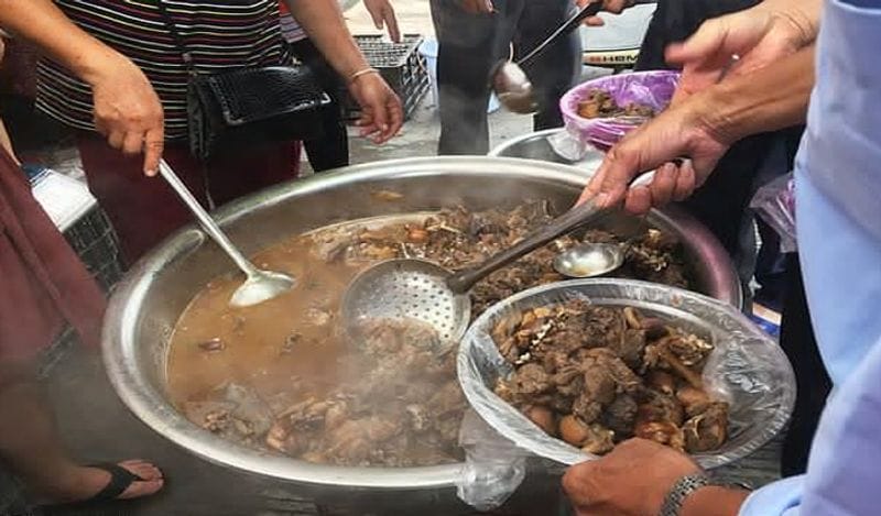 चीन में कुत्ते का मांस काफी पसंद किया जाता है। इसे लेकर बाकायदा डॉग मीट फेस्ट भी आयोजित होता है। जिसमें जमकर कुत्ते का मांस ख़रीदा और खाया जाता है।