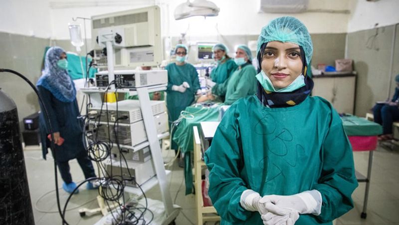 सलीमा पाकिस्तान के रावलपिंडी के छोटे से हॉली फैमिली हॉस्पिटल में गरीबों का इलाज कर रही हैं। यूएन हाईकमिश्नर फॉर रिफ्यूजी ने ट्वीट कर डॉ रहमान की तारीफ की है। ट्वीट में लिखा है, रावलपिंडी के हॉली हॉस्पिटल में अफगानी शरणार्थी पाकिस्तान में गरीब लोगों को नई जिंदगी दे रही हैं।