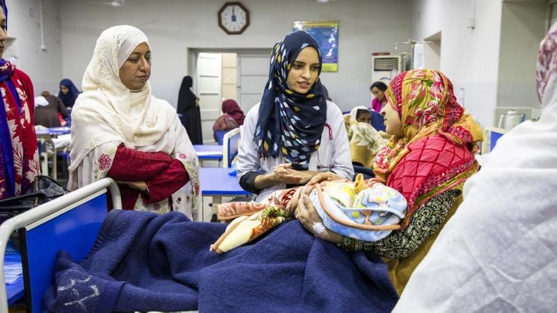 पिता ने दिया हर मोड़ पर साथ: सलीमा नार्थवेस्ट पाकिस्कान में तुर्कमेन शरणार्थी समुदाय में रहीं। यहां सलीमा को शिक्षा के लिए लंबी लड़ाई लड़नी पड़ी। हालांकि, हर मोड़ पर उनके पिता ने उनका साथ दिया। यहां तक की सलीमा को पढ़ाने के लिए उन्होंने केले भी बेचे। वे दिन में फल बेचते थे और रात में कार्पेट डिजाइन करते थे।