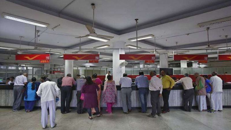 पीपीएफ अकाउंट में एक साल में 500 रुपये का निवेश अनिवार्य है। यदि साल के दौरान खाताधारक न्यूनतम 500 रुपये का रकम जमा नहीं करता है तो यह अकाउंट बंद हो जाएगा।