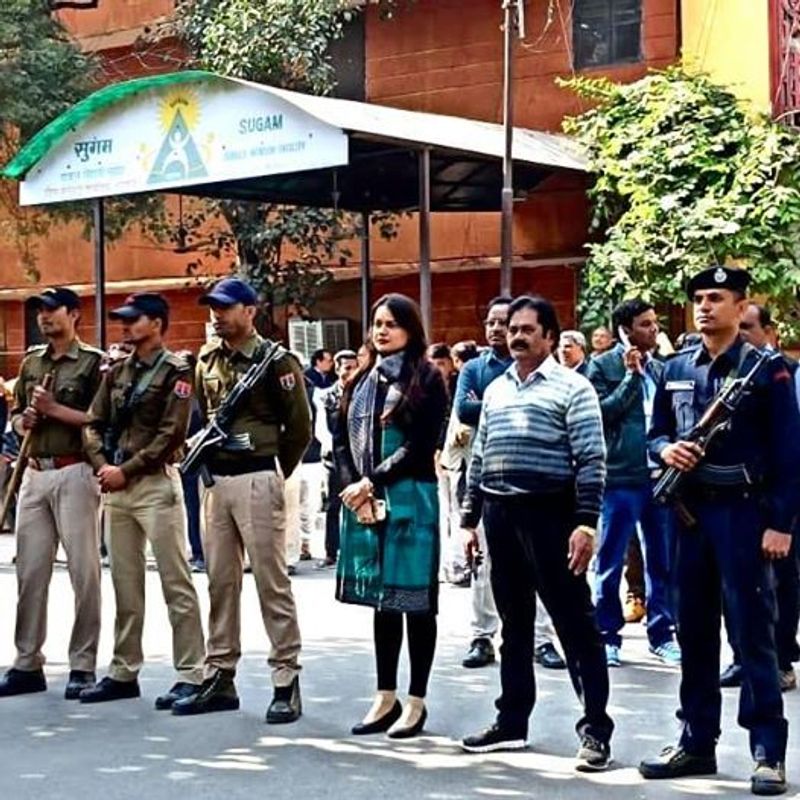 सिविल परीक्षा की टॉपर टीना डाबी के पिता जसवंत डाबी, जो कि खुद यूपीएससी पास कर चुके हैं अपनी बेटी के इस परिणाम को लेकर खुशी से फूले नहीं समा रहे। टीना की एक छोटी बहन रिया भी हैं। वो भी सिविल सर्विस में जाना चाहती हैं।