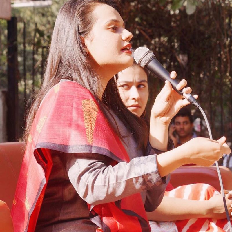 टीना के यूपीएससी टॉप करने पर उनकी मां रो पड़ी थीं। उनके आंसू काफी देर तक नहीं रुके और रोते हुए बेटी को गले से लगा लिया था। उनकी मां टेलीकॉम सेक्टर में इंजीनियर थी और बेटी को पढ़ाने के लिए उन्होंने वॉलेंट्री रिटायरमेंट (वीआरएस) ले ली और उसकी मदद की।