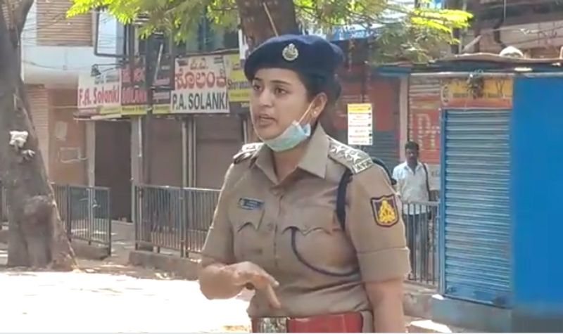 उन्होंने कोरोना के बीच नफरती माहौल बनाए जाने अपने विचार साझा किए। उन्होंने कहा कि एक कैसे साल 2002 के गुजरात दंगों में एक मुस्लिम डॉक्टर ने उनकी जान बचाई थी। एसीपी अनुषा ने गुजरात में गोधरा की घटना के बाद 2002 में सांप्रदायिक दंगों के बाद की घटना को याद करते हुए कहा कि पूरे राज्य में दंगे फैल गए थे। उस समय एक छोटी बच्ची अचानक बीमार पड़ गई थी। उसकी हालात गंभीर थी, आस पड़ोस में सब कुछ बंद था डॉक्टरों ने हाथ खड़े कर दिए थे। तब एक मुस्लिम डॉक्टर आगे आए उस बच्ची का इलाज किया और उसकी जान बचाई। वो छोटी बच्ची मैं हूं।