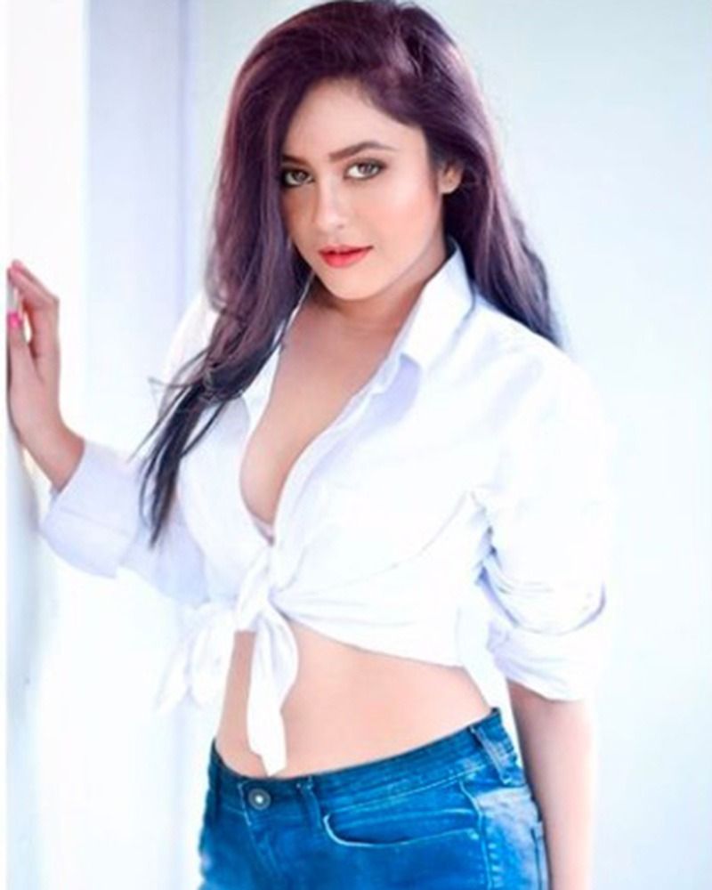 সোমাশ্রীর বোল্ডনেসে ধরা পরে তাঁর ক্যাজ্যুয়াল ড্রেসিং সেন্সে। কখনও হট প্যান্টে তো কখনও শর্ট ড্রেসে।
