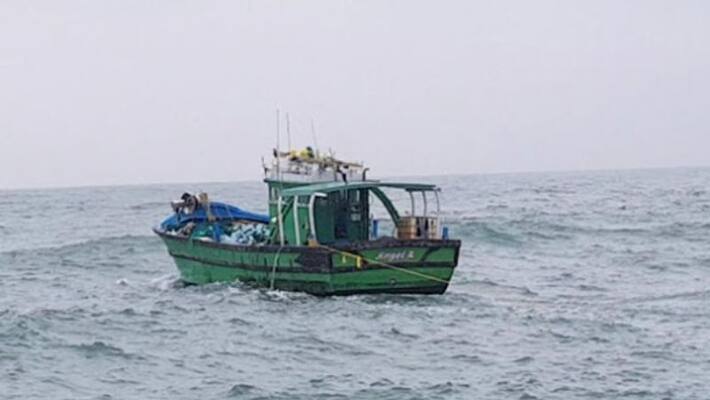 The boat that reached the shore with fish was sunk in the sea The boat that reached the shore with fish was sunk in the sea