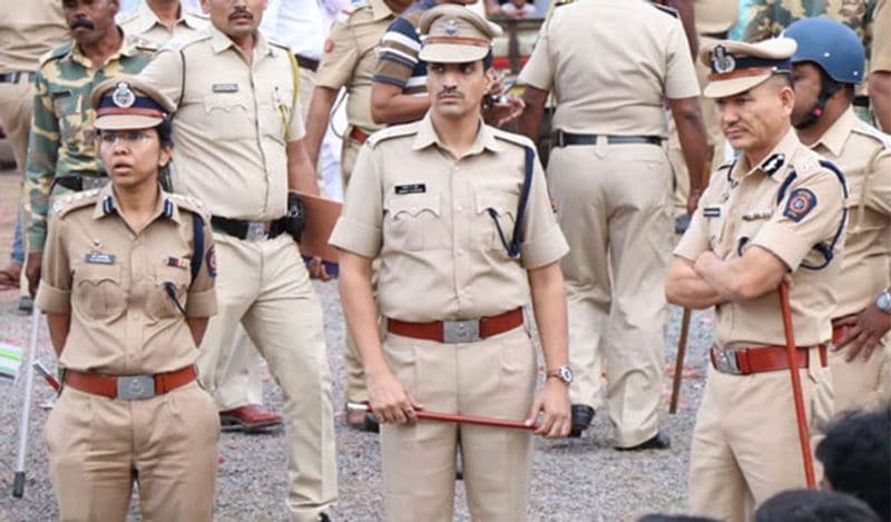 नक्सल प्रभावित गढ़चिरोली जिले के भामरागढ़ में DSP के रूप में डॉ. आरती सिंह ने उल्लेखनीय कार्य किया था। भंडारा में पोस्टिंग के दौरान डॉ. आरती सिंह ने फरवरी 2013 में एक गांव में हुए तीन नाबालिग बहनों की मौत के रहस्य से पर्दा उठाया था।
