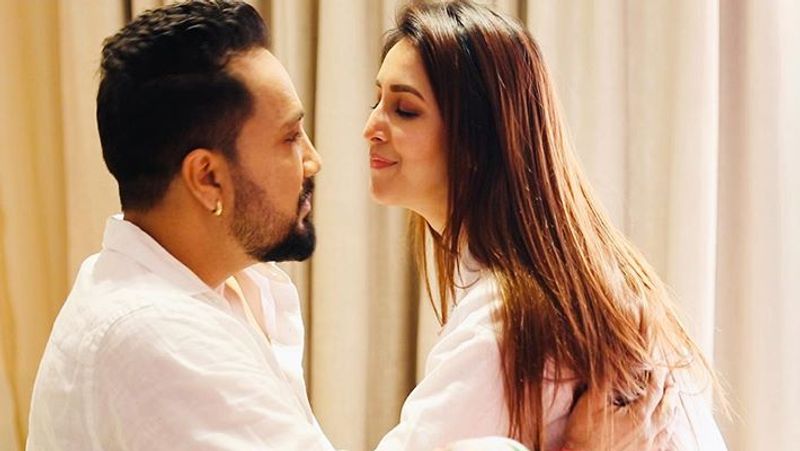 फोटोज में दोनों के बीच शानदार कैमिस्ट्री देखने के लिए मिल रही है। इन तस्वीरों में कभी एक्ट्रेस मीका सिंह के साथ बालकनी में पोज देते तो कभी बेडरूम में रोमांटिक होते नजर आ रही हैं।