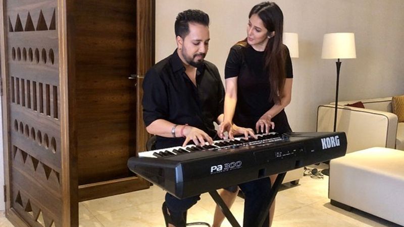 चाहत खन्ना ने फोटो शेयर करने के साथ ही कैप्शन लिखा, 'मीका सिंह के साथ ट्यूनिंग। क्वारनटीन लव।' वहीं, मीका सिंह ने भी एक्ट्रेस के साथ कुछ रोमांटिक फोटोज अपने इंस्टाग्राम अकाउंट पर शेयर की है।