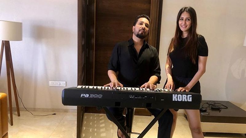 मीका ने इन फोटोज को शेयर करने के साथ ही कैप्शन में लिखा, 'क्वारनटीन के दौरान घर में बहुत कुछ है करने के लिए, गाना सीखो, आर्ट सीखो, पार्टनर को प्यार करो, अपना मनपसंद खाना बनाओ, घर पर करने के लिए बहुत कुछ है।'