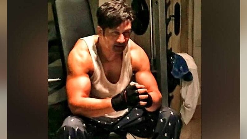 সেই নিয়ে এখন ক্ষুব্ধ সুশান্তের পরিবার। প্রয়াত অভিনেতার পরিবারের এক সদস্যের দাবি, সুশান্তের মৃত্যু নিয়ে চলছে রাজনীতি। তাঁর দাবি, শেখর সুমন তাঁদের সঙ্গে দেখা করার পরই রাষ্ট্রীয় জনতা দলে যোগদান করেন। শেখর, রাষ্ট্রীয় জনতা দলের তেজস্বী যাদবের সঙ্গে দেখা করেন।