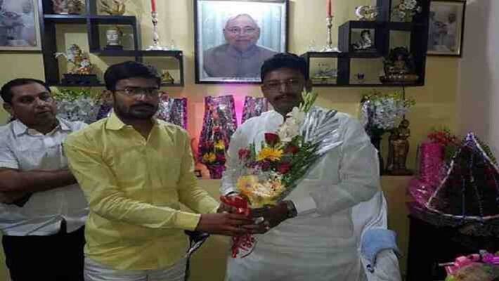 youth JDU leader vishal gaurav video viral with liquor on social media pra youth JDU leader vishal gaurav video viral with liquor on social media pra