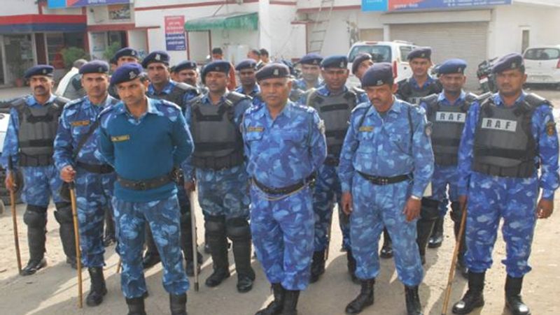 मेरठ के दिल्ली गेट थाना क्षेत्र के जली कोठी इलाके में कोरोना पॉजिटिव मिलने के बाद उस इलाके को हॉटस्पॉट घोषित किया गया था। पुलिस टीम सिटी मजिस्ट्रेट व स्वास्थ्य विभाग की टीम के साथ उस इलाके का निरीक्षण के लिए गई थी। वहां निरीक्षण के बाद इलाके की बैरीकेटिंग की जाने लगी। हॉटस्पॉट को सील करने के दौरान क्षेत्र के कुछ उपद्रवियों की पुलिस से कहासुनी हो गई।