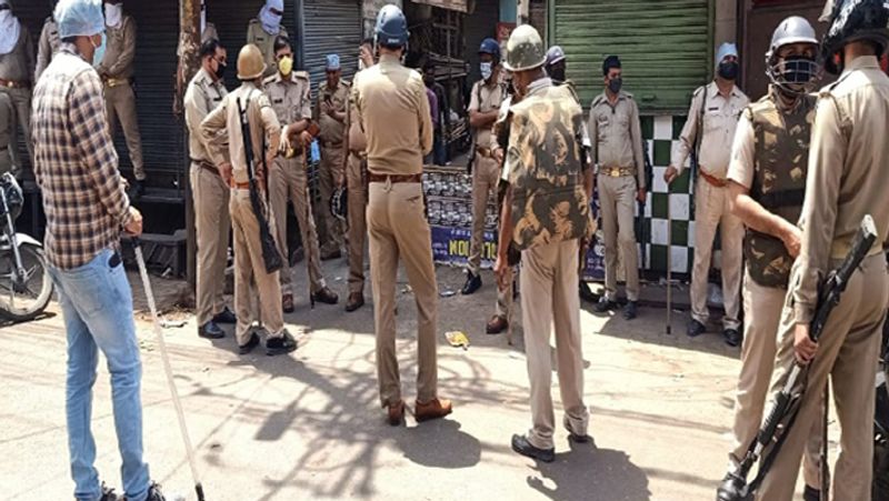 हॉटस्पॉट एरिया को सील करने गए सिटी मजिस्ट्रेट व दारोगा ने उपद्रवियों को समझाने का प्रयास किया लेकिन वह बवाल पर आमादा थे। उपद्रवियों द्वारा किए गए पथराव से सिटी मजिस्ट्रेट सत्येंद्र कुमार के हांथ में गंभीर चोट लगी ,जबकि दारोगा मुकेश कुमार भी पत्थर लगने से गंभीर रूप से घायल हो गए। दोनों लोगों को इलाज के लिए अस्पताल भेजा गया।