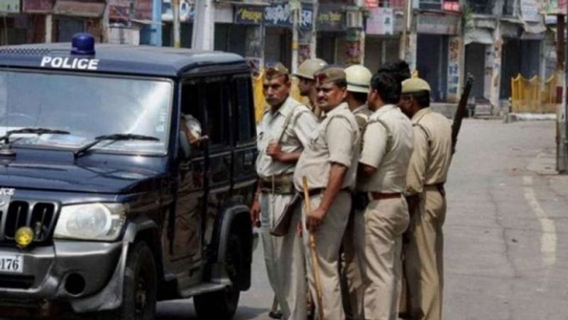 पथराव के बाद पूरे इलाके में रैपिड एक्शन फोर्स (RAF) तैनात कर दी गई है। जिसके बाद एसपी सिटी की अगुवाई में हॉटस्पॉट एरिया के चिन्हीकरण के बाद इलाके को सील किया जा रहा है। उधर पथराव करने वाले उपद्रवियों के खिलाफ गंभीर धाराओं में मामला दर्ज किया गया है। पुलिस की कई टीमें उनकी तलाश में लग गई है।