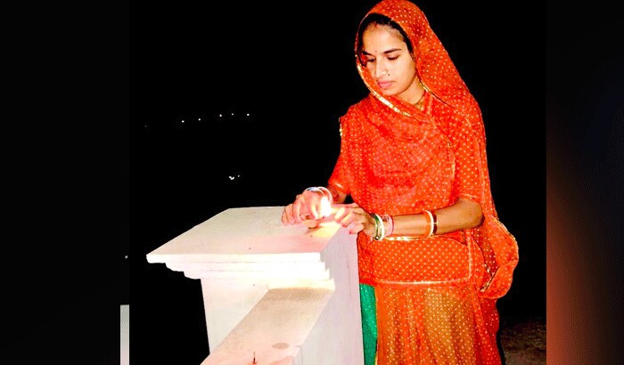 महिला सरपंच किस्मत ने कहा- हमारे प्रधानमंत्री नरेंद्र मोदी ने जो अपील की है, उसका यहां के लोगों पर गहरा असर पड़ा है। हमने उनकी बातों को ध्यान से सुना और उनका पालन किया।