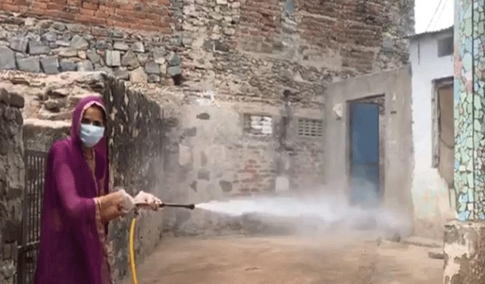 आपको बता दें कि किस्मत गुर्जर वही सरपंच हैं जिनका एक वीडियो पिछले दिनों वायरल हुआ था। वह अपने गांव में खुद ही हाइपोक्लोराइड स्प्रे कर रही थीं।