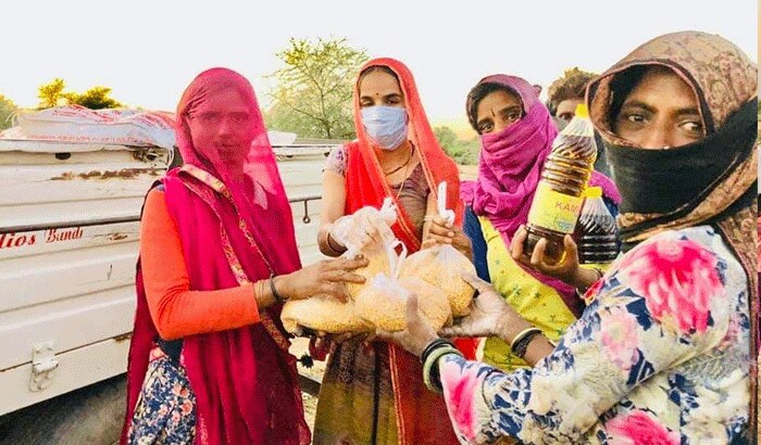 लॉकडाउन के चलते गरीबों को राशन बांटती हुई महिला सरपंच किस्मत गुर्जुर