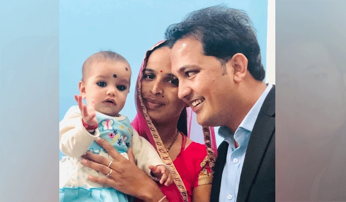 अपने पति और बच्चे के साथ महिला सरपंच।
