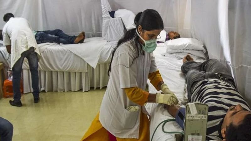भारत में भी हाइड्रोक्सीक्लोरोक्वीन-एजिथ्रोमाइसिन के जरिए कोरोना वायरस का इलाज हो रहा है। आईसीएमआर ने 11 करोड़ हाइड्रोक्सीक्लोरोक्वीन और 25 लाख एजिथ्रोमाइसिन टैबलेट कोरोना के इलाज में जुटे डॉक्टर्स और स्वास्थ्य कर्मियों को मुहैया कराई है।
