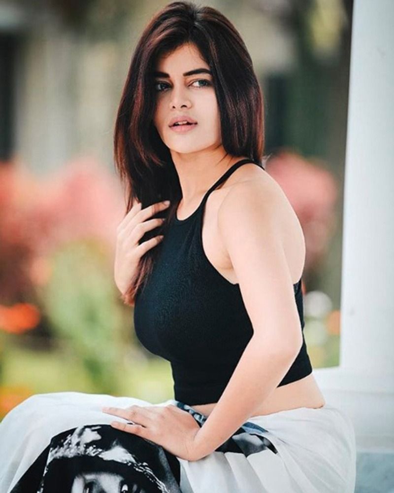 দ্বিতীয়ত, ডেবিউ ছবিতেই ছবির চরিত্রে অনেকগুলি শেড ছিল। ছোটপর্দার মধুমিতার অভিনয় ক্ষমতা কতখানি তারও প্রমাণ পাওয়া গিয়েছে।