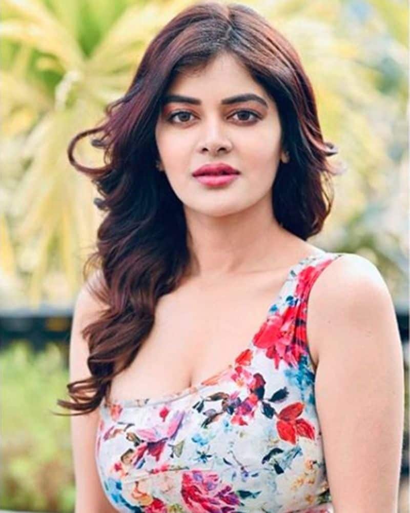একে একে সারপ্রাইজের চটে মধুমিতার ভক্তরা পুরো বেশামাল। সম্প্রতি আরও একটি পার্থক্য দেখা দিয়েছে তাঁর মধ্যে।
