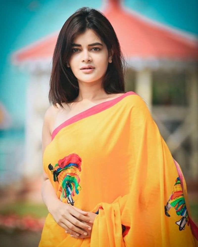 সম্প্রতি করোনা ভাইরাস নিয়েও সতর্কবার্তা দিয়েছিলেন তিনি। কীভাবে সঠিক উপায় হাত ধুতে হয় সেই ভিডিও পোস্ট করেন তিনি।