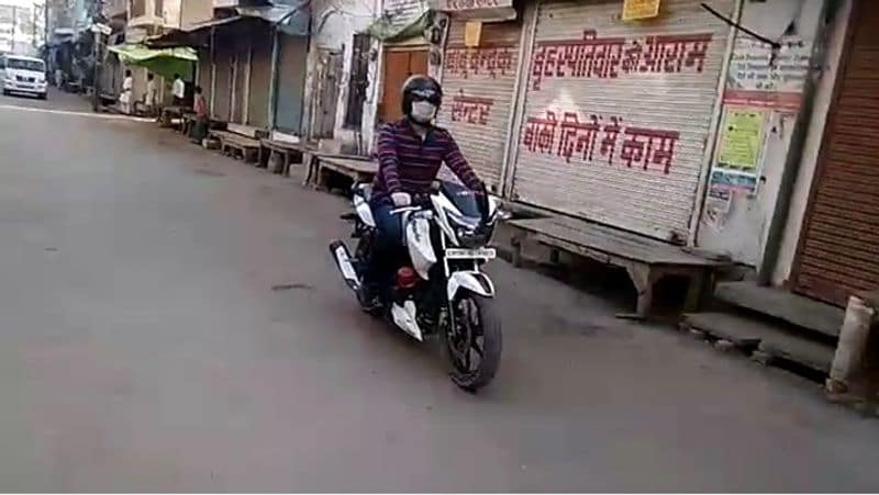 बाइक पर सादे ड्रेस में निकलने से पुलिसकर्मी भी उन्हें नहीं पहचानते। जिससे उनकी भी ड्यूटी के प्रति कर्तव्यनिष्ठा व सजगता का पता चलता है। उन्होंने बताया कि इस दौरान अगर कहीं हमारे जवान नर्वस दिखते हैं तो रूककर उनका हौसला भी बढ़ाता हूं। हमारी सोच है कि इस महामारी से बचने के लिए शतप्रतिशत लॉकडाउन का पालन हो।