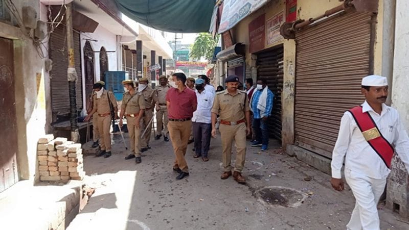 उन्होंने बताया पूरे जिले के सभी थाने और चौकी में बाहर की ओर वाशबेसिन बनवा दिया गए हैं। सभी में एंटीसेप्टिक साबुन रखा गया है। सेनेटाइजर की कमी के कारण ये साबुन लोगों के लिए काफी फायदेमंद साबित हो रहा है। उसके अलावा पुलिस सहायता बूथों पर भी वाशबेसिन लगवाए गए हैं। जिससे लोग ज्यादा से ज्यादा हांथ धुलें। ये प्रक्रिया लॉकडाउन के पहले से शुरू की गई थी।