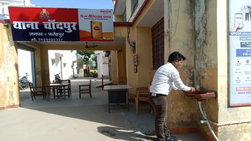 उन्होंने बताया फायर ब्रिगेड की गाड़ियों को पुलिस बैरियर्स पर खड़ा किया गया है। वह बैरियर को बार-बार सेनेटाइज करती हैं। आम तौर पर देखा जाता है कि लोग पुलिस बैरियर पर बार-बार हांथ रखते हैं जिससे संक्रमण फैलने का खतरा सबसे ज्यादा होता है। इससे उस खतरे को काफी हद तक टाला जा सकता है।