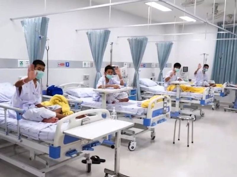भारत में कोरोना की स्थितिः भारत में कोरोना का संक्रमण तेजी से बढ़ रहा है। यहां संक्रमित मरीजों की संख्या 7684 हो गई है। जबकि अब तक 250 लोगों की मौत हो चुकी है। देश के 32 राज्यों में कोरोना का संक्रमण तेजी से पांव पसार रहा है। महाराष्ट्र में कोरोना संक्रमित मरीजों की संख्या 1574 तक पहुंच गई है।