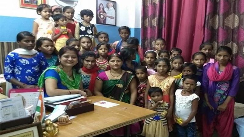 बच्चों और परिवारों को कुपोषण से बचाने के लिए डॉ. शिप्रा धर अनाज बैंक भी संचालित करती हैं। वे अति निर्धन विधवा और असहाय 38 परिवारों को हर माह की पहली तारीख को अनाज उपलब्धत कराती हैं। इसमें प्रत्येक को 10 किग्रा गेहूं और 5 किग्रा चावल दिया जाता है। उनकी इस मुहिम में अब शहर के अन्य चिकित्सक भी जुड़ने लगे हैं।