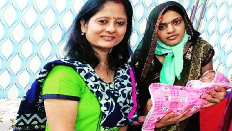 कन्या भ्रूण हत्या को रोकने और लड़कियों के जन्म को बढ़ाना देने के लिए ये दोनों डॉक्टर दंपति तन मन से लगे हुए हैं। वे बच्ची के जन्म पर परिवार में फैली मायूसी को दूर करने के लिए नायाब मुहीम चला रहे हैं। इसके तहत उनके नर्सिंग होम में यदि कोई महिला बच्ची को जन्म देती है, तो उससे कोई डिलिवरी चार्ज नहीं लिया जाता। इसकी जगह लोगों के बीच मिठाईयां बांटी जाती है।