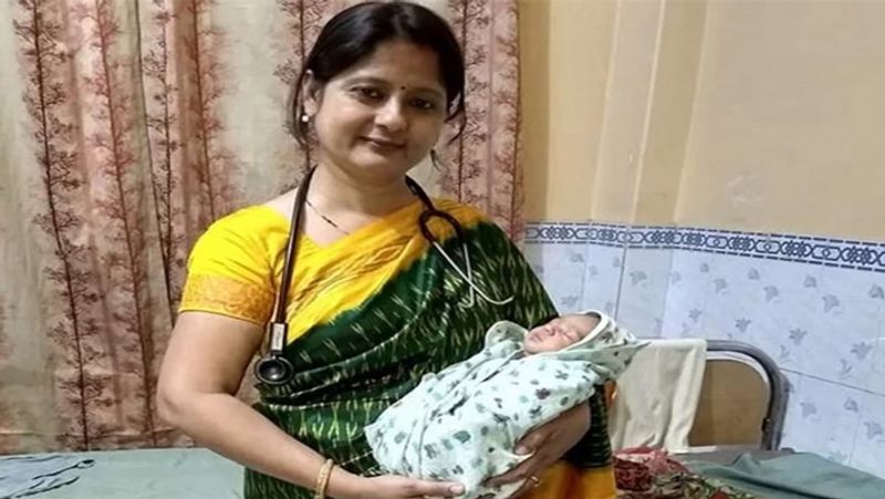 कई बार तो ऐसा होता है कि बच्ची के जन्म पर गरीबी के कारण कई लोग तो रोने भी लगते हैं। ऐसे में डॉ. शिप्रा कहती हैं कि मैं इसीलिए फीस और बेड चार्ज नहीं लेती ताकि अबोध शिशु को लोग खुशी से अपनाएं।